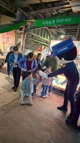 沿途溫馨提醒民眾防詐騙、防扒竊等重要觀念之外，也派出可愛的警察大頭娃娃跟民眾們互動