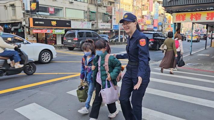 文二分局啟動「護童專案」，增派警力針對校園周邊重要路口執行交通疏導，於校門周邊協助維護學童「行的安全」