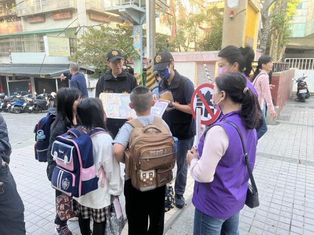 文二分局向學生及家長進行校園安全、防詐騙等宣導