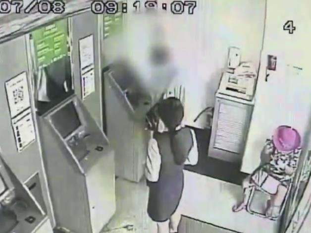 行員發現嫌犯使用三秒膠破壞ATM機器照片