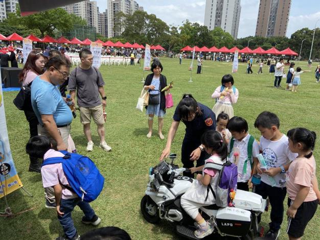 宣導民眾與警用小哈雷照片