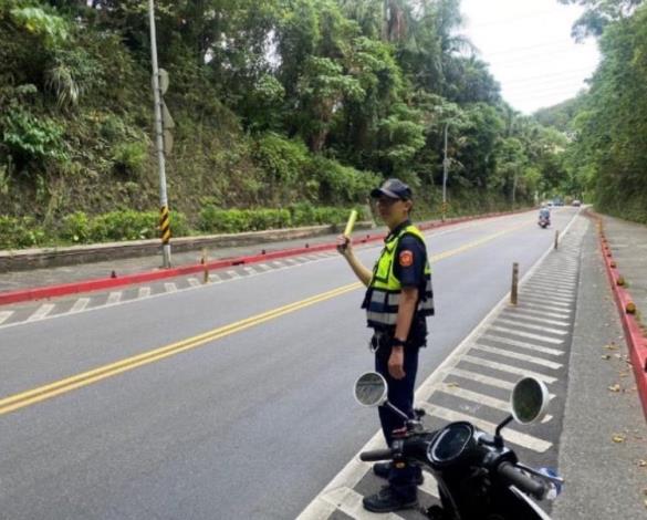 執勤同仁路旁指揮疏導照片.JPG