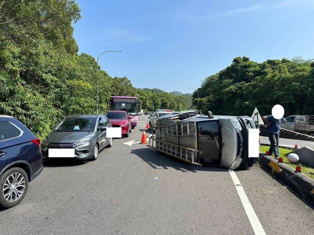 車輛傾覆阻礙交通.JPG