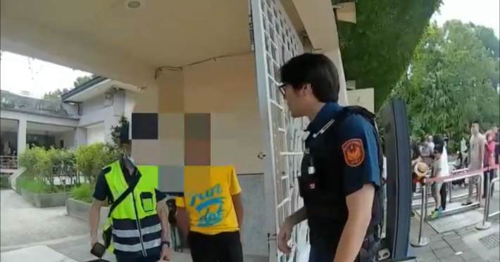 員警在機動派出所協助陳翁.PNG