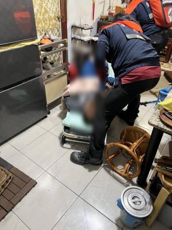 警消入屋救援.JPG