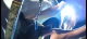 員警將狗抱出.PNG