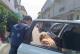 員警護送老婦下車.JPG