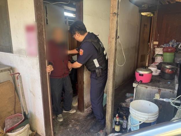 員警協助返家.JPG
