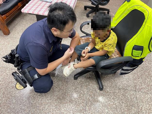 員警安撫男童.JPG