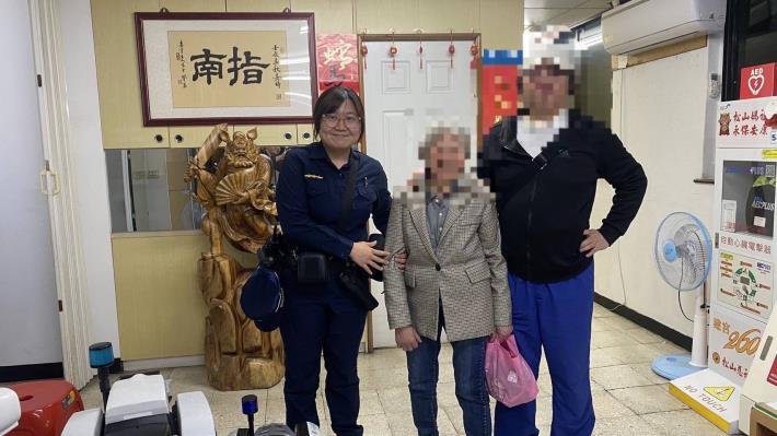 員警與民眾合影.JPG