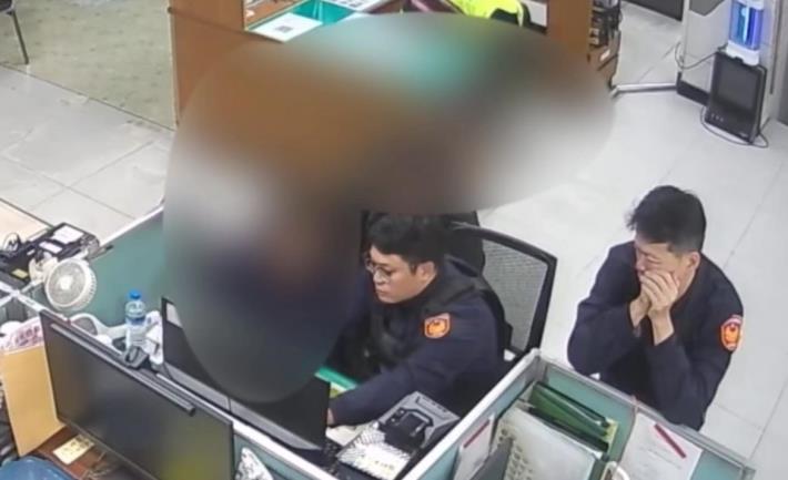 員警向民眾說明.JPG