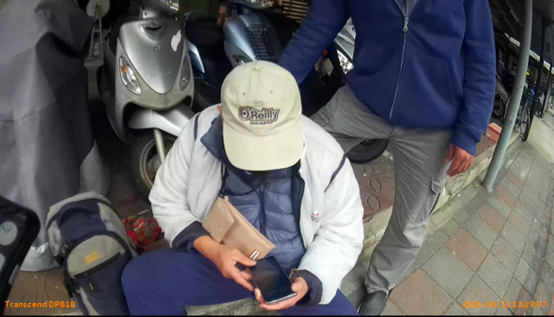 員警協助跌倒失智老翁起身返家