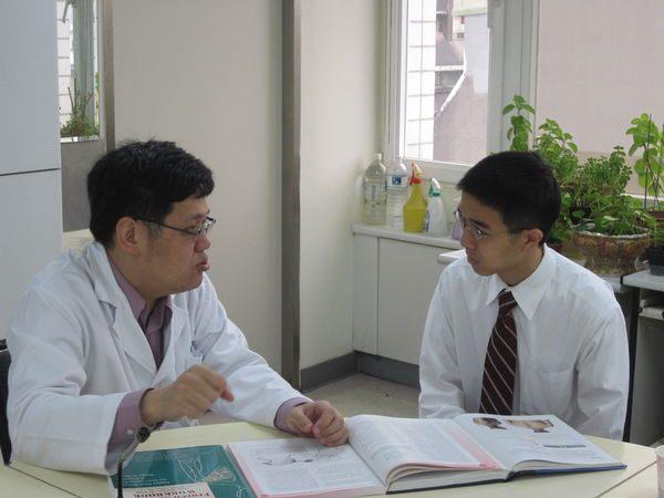 100年度0221-華裔美籍醫師鄧浩辰(1人)來院見習-1