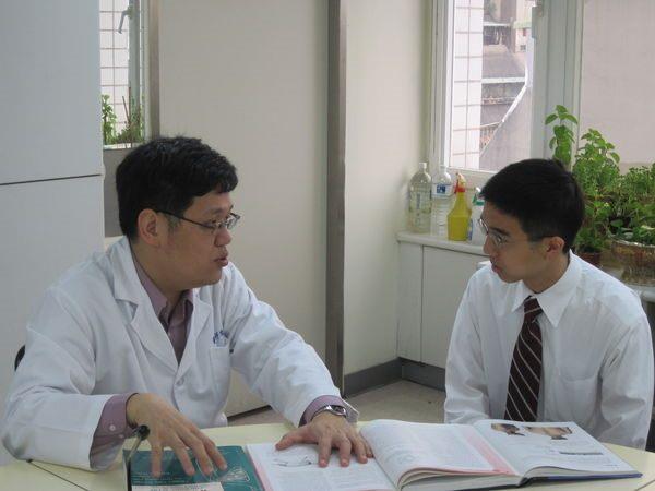 100年度0221-華裔美籍醫師鄧浩辰(1人)來院見習-2