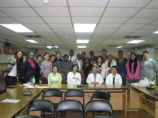 99年度1117 台北醫學大學 張武修教授 國際公共衛生學程學生參訪(17人)-9合照
