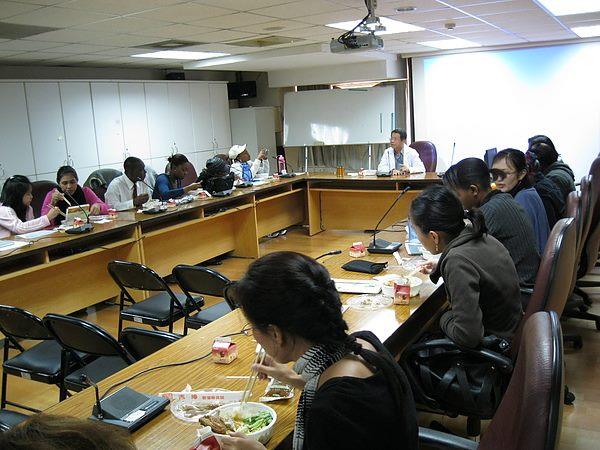 99年度1117 台北醫學大學 張武修教授 國際公共衛生學程學生參訪(17人)-7