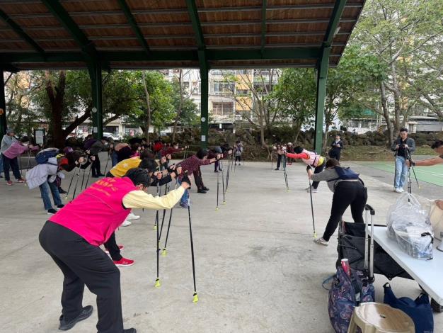 1-復興公園使用北歐健走杖暖身