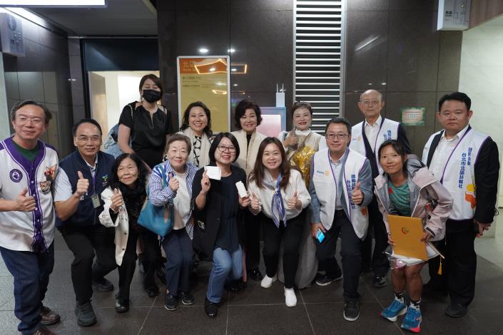 大家於生理用品機前再次合照