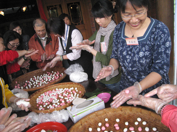 Students were making stuffed dumplings. （4/14）