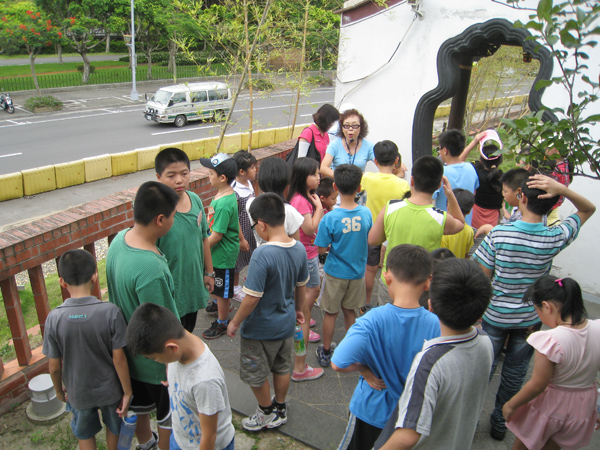 Students were learnig in the courtyard.（8/17）