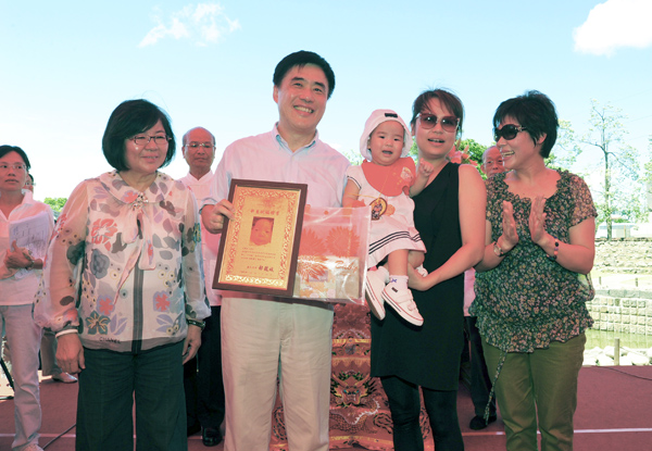 Mayor Hao awarded the birth certificate.