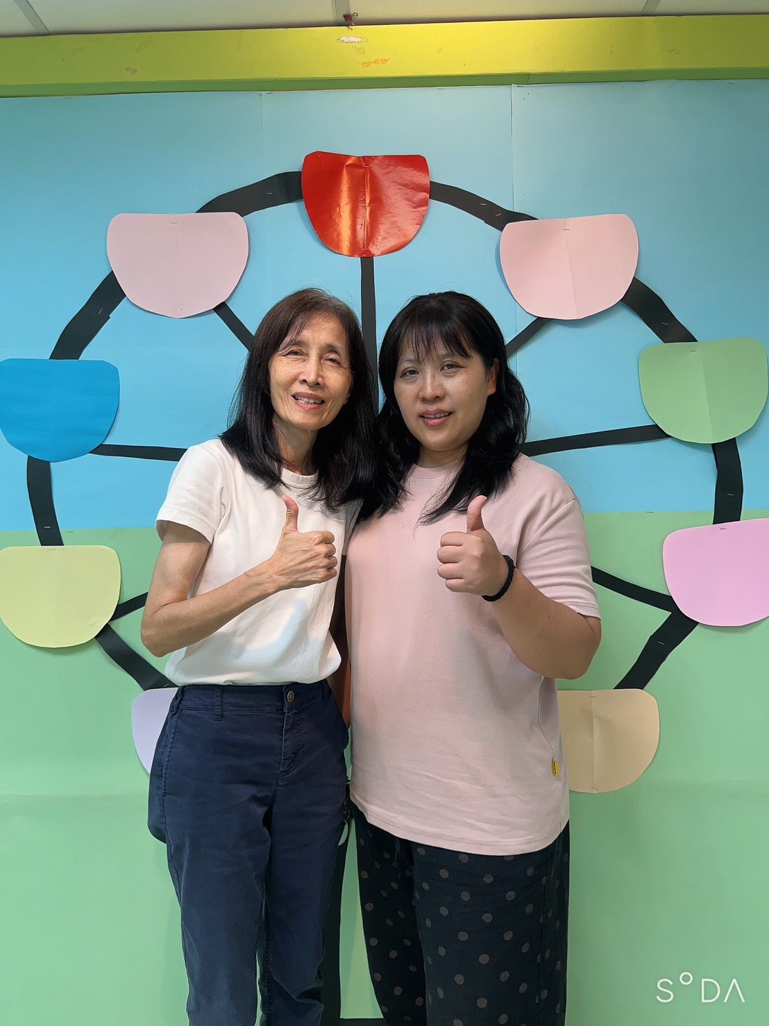 紫荳班:黃鳳老師(黃鳳老師)、林怡君老師(君君老師)  