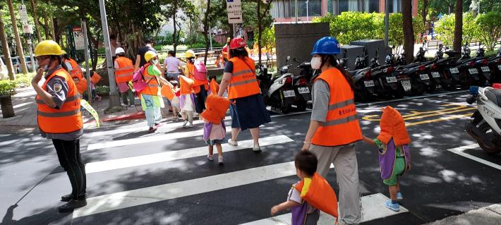 8過馬路疏散到集結點