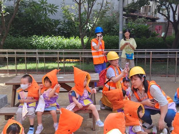 9行政組長清點全園員工人數