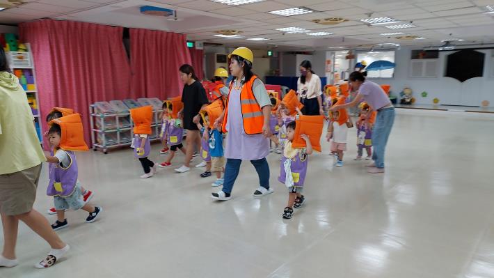 7紫荳班家長協助疏散