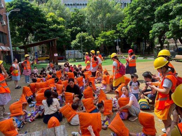 12全園師生在集結點集合