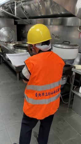 12副廚通報廚房失火了