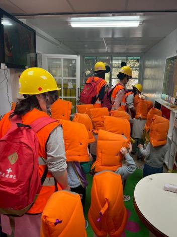 9紅芽班及荳群組下樓疏散