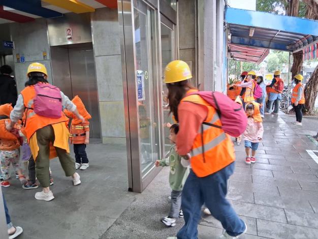 11全園師生疏散至1樓公共空間集合