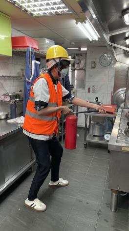 13大廚在廚房協助滅火