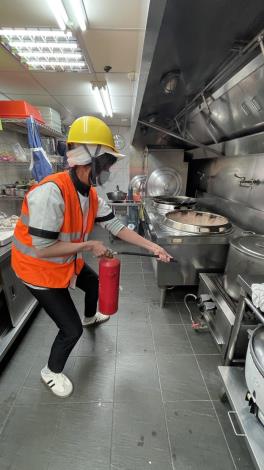 14大廚在廚房協助滅火