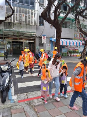 16過馬路疏散到集結點
