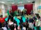 孩子自然地融入與演員互動