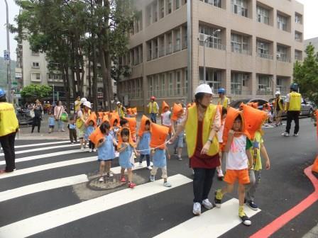 小小班疏散,過馬路至集結點.JPG