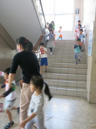 大中班由圖書館安全梯疏散.JPG