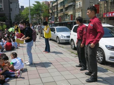 到逹集結點,老師立即清點人數.JPG