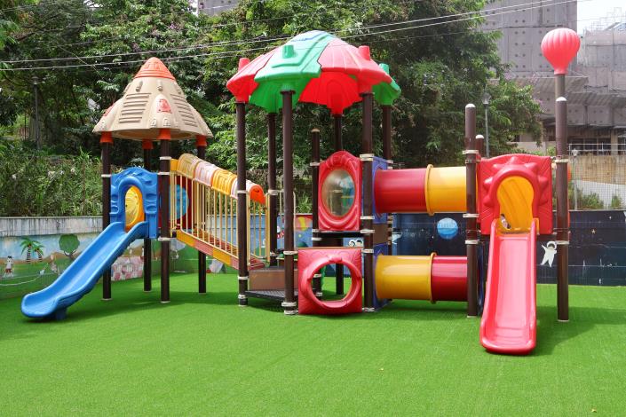 戶外遊戲場照片-溜滑梯遊具