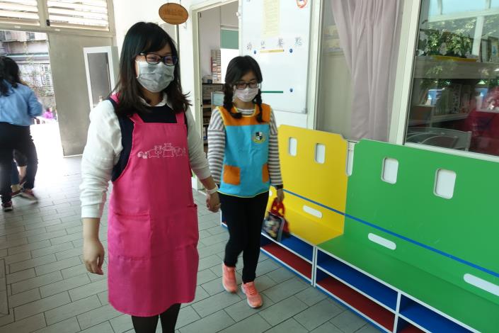7.老師陪同進教室.JPG