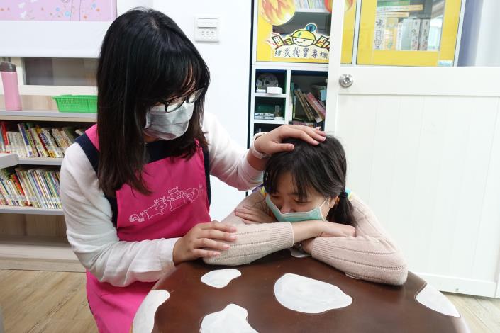 5老師陪伴幼兒於獨立空間等待家長.JPG