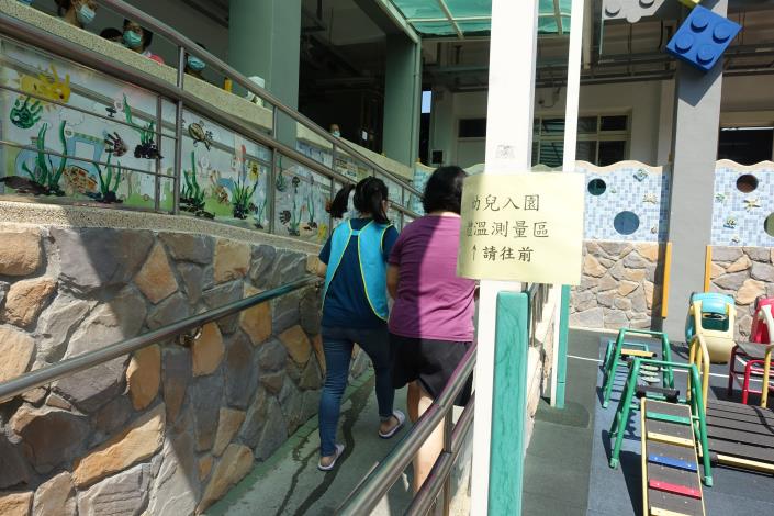 1.幼兒入校門.JPG