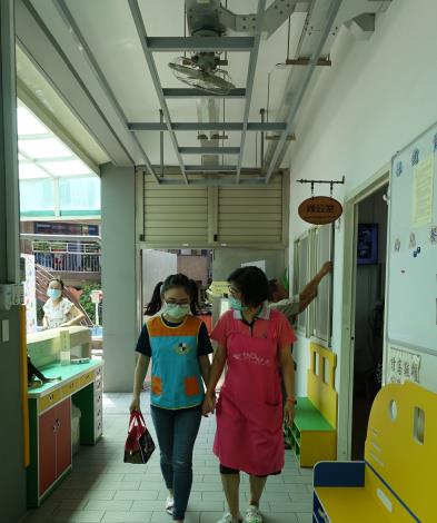 6.老師陪同進教室.JPG