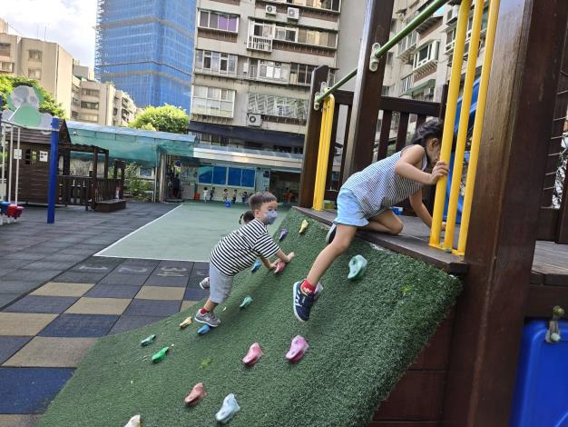 戶外遊戲場玩攀爬