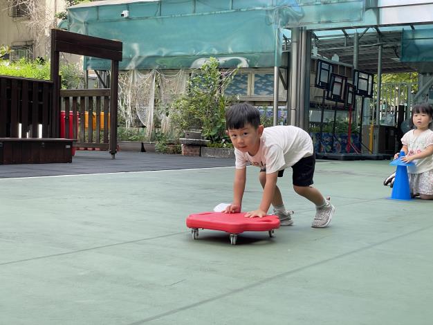 大肌肉活動-滑滑車遊戲.JPG