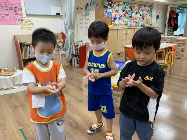主題活動-小孩揉麵團.JPG