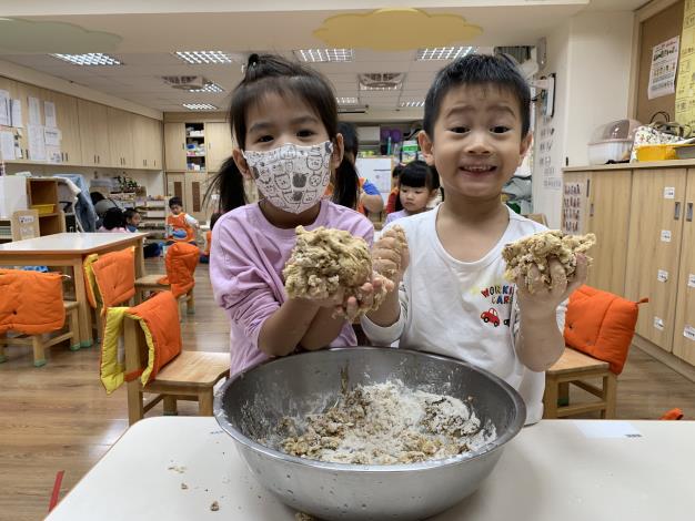 準備聖誕麵包屋麵團   .JPG