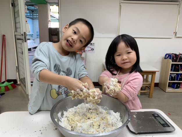 準備聖誕麵包麵團   .JPG